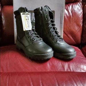 Magnum Men’s stealth side zip Boots NWT